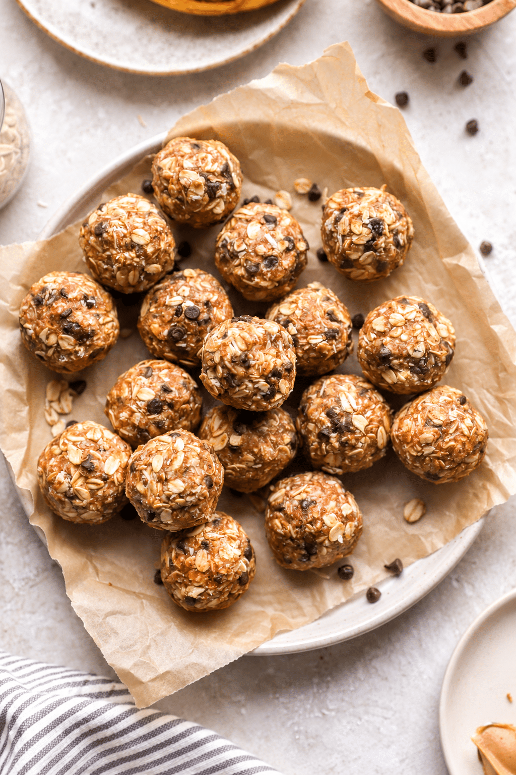 peanut butter banana energy bites with oats and chocolate chips